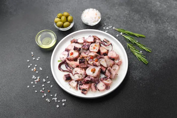 Ahtapot parçaları salata hazırlama ya da sağlıklı öğle yemeği konsepti için beyaz kâseye konur.