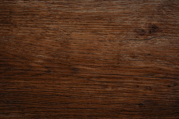 Фон темно-коричневого дерева с прямыми линиями зерна и естественной отделкой