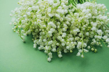 Yeşil arka planda, yumuşak tekstil ile vadideki nilüferler.