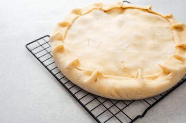 Pişirmeden önce soğutma rafında ev yapımı turta kabuğu