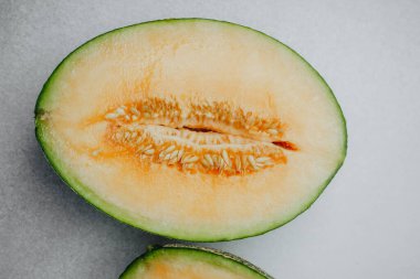 Hafif bir yüzeyde görünen çekirdekli kavun..