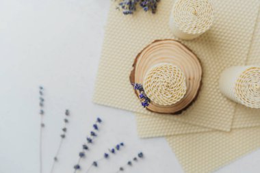 Balmumu mumla ahşap dilimlenmiş lavanta buketi ve balmumu çarşaflarla