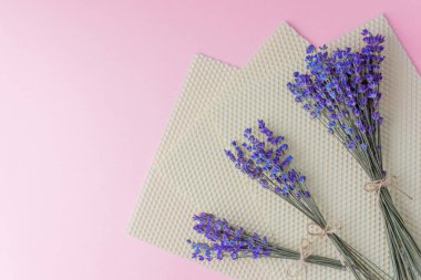 Balmumu çarşaflarda pembe arka planda lavanta buketleri