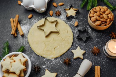 Badem kurabiyeli Noel hamuru ve mevsimlik yemek konsepti için makas.