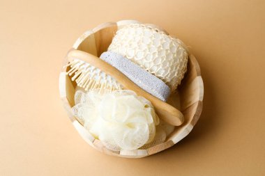 Banyo aksesuarlarıyla dolu ahşap kase sünger süngeri fırçası ve lif lifi de dahil.