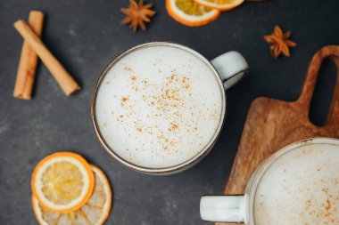 Tarçınlı ve portakal dilimli ılık kremalı içecek.