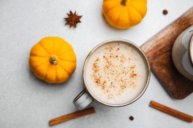 Tarçınlı balkabaklı latte ve masada yıldız anason.