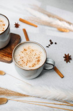 Tarçın ve yıldız anasonlu sıcak içecek, rahat bir sabah içeceği seti..