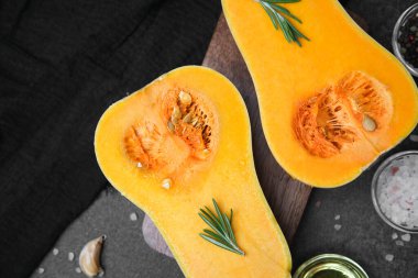 Koyu arkaplanda biberiyeli ve baharatlı tereyağlı kabak. Yemek pişirmek için doğal malzemeler, sağlıklı yemek hazırlamak için.