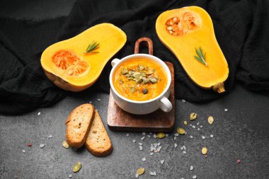 Kasede kremalı kabak çorbası dilimlenmiş kabak ve masada ekmek.