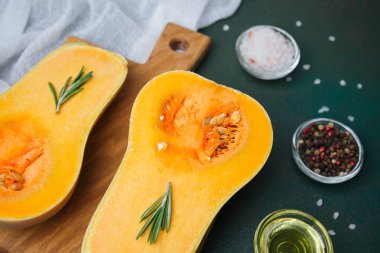 Biberiye, tuz, biber ve zeytinyağlı yarım tereyağlı kabak.