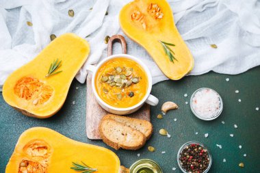 Kabak tohumlu kabak çorbası biberiye ve kızarmış ekmekle süslenmiş.