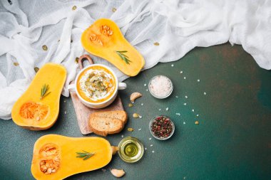 Tereyağlı kabak çorbası kızarmış ekmek ve biberiye ile servis edilir..