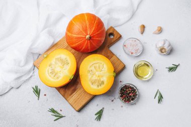 Balkabağı dilimlenmiş sarımsak, yağ, tuz ve karabiber dilimlenmiş.