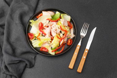 Ev yapımı yemek veya öğle yemeği menüsü fotoğrafçılığı için marul domatesli tavuk salatası ve kırmızı biber konsepti