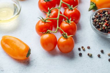 Taze domates biber, yağ tuzu ve beyaz arka planda biber.