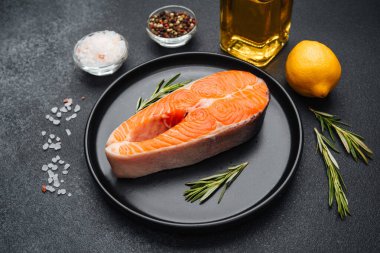 Taze somon fileto limon, otlar ve baharatlarla hazırlandı..