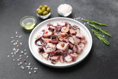 Ahtapot parçaları salata hazırlama ya da sağlıklı öğle yemeği konsepti için beyaz kâseye konur.