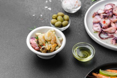 Karides ve sebzeler Asya deniz ürünleri veya sağlıklı mutfak konsepti için siyah kasede karıştırılır.