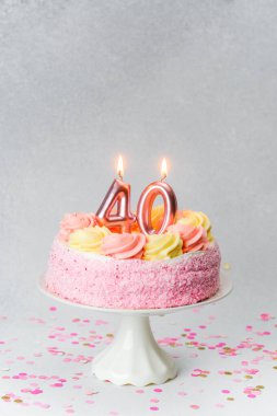 Doğum günü için pembe kremalı güzel dekore edilmiş bir pasta..