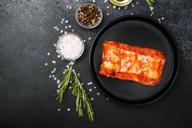 Biberiye ve tuzlu siyah tabakta baharatlı domuz kaburgası.