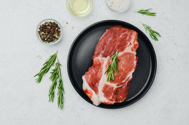 Biberiyeli domuz bifteği, siyah tabakta baharatlı.