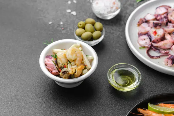 Karides ve sebzeler Asya deniz ürünleri veya sağlıklı mutfak konsepti için siyah kasede karıştırılır.