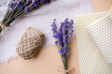 Balmumu mumlu kurutulmuş lavanta demeti ve masalsı kırsal sicim.