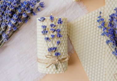 Pastel arka planda lavanta ile dekore edilmiş el yapımı balmumu.