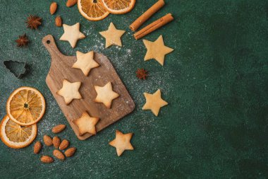 Tahtadaki çiğ hamurlu yıldız kurabiyeleri Noel için pişirme ve şenlikli yemek fotoğrafçılığı için.