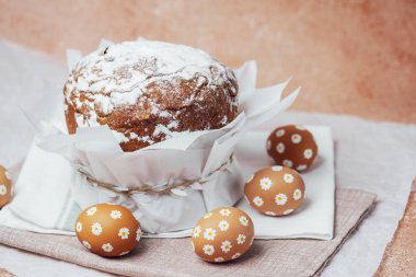 Elle boyanmış papatya yumurtalı geleneksel Paskalya pastası. Ev yapımı şenlik malzemeleri ve dekorasyonu.