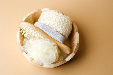Banyo aksesuarlarıyla dolu ahşap kase sünger süngeri fırçası ve lif lifi de dahil.