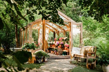 Çiçekli sera ve bahçecilik ve çiçekçilik için kırsal dekor.