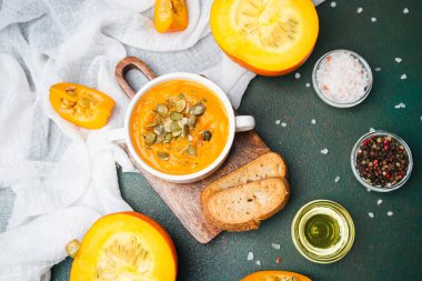 Bir kase balkabağı çorbası. Tuz ve biberli ekmek dilimleri..