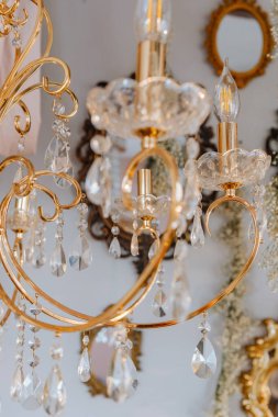 Parlak kristallerle süslenmiş bir avize güzel dekore edilmiş bir odada asılı duruyor..