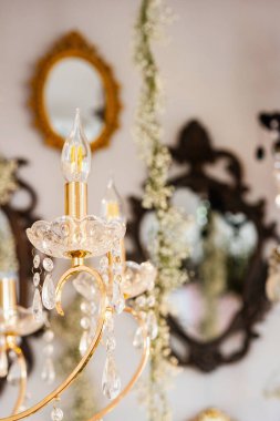 Kristallerle süslenmiş güzel avize aynalarla süslenmiş şık bir odayı aydınlatır..