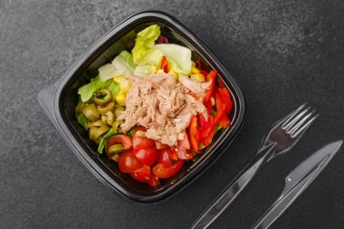 Akdeniz mutfağı veya sağlıklı beslenme konsepti için marullu, domatesli, kırmızı biberli ve yeşil zeytinli ton balığı salatası.