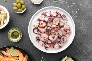 Sağlıklı yemek ve restoran menüsü konsepti için seramik kasede karışık deniz ürünleri salatası.