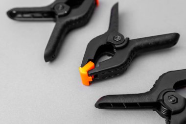 Turuncu uçlu siyah plastik kıskaçlara yakın çekim