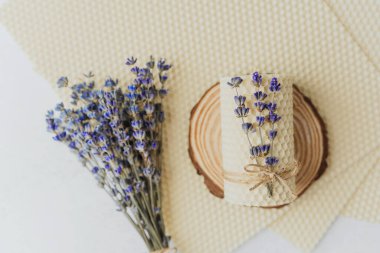 Balmumu mumla ahşap dilimlenmiş lavanta buketi ve balmumu çarşaflarla