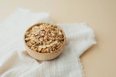 Tahta kasede granola Yumuşak beyaz tekstil üst görünüm