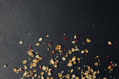 Tahıl gevreği koyu arkaplanda