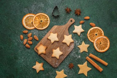 Tahtadaki çiğ hamurlu yıldız kurabiyeleri Noel için pişirme ve şenlikli yemek fotoğrafçılığı için.