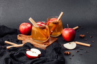 Tarçın çubuklu elma şarabı, yıldız anason ve taze elmalar.