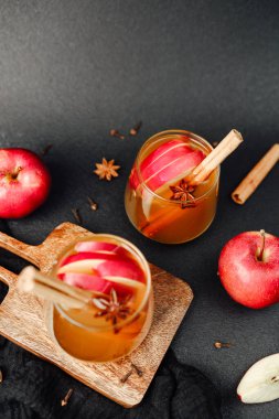 Tarçınlı elma suyu, yıldız anason, elma dilimleri ve karanfil..