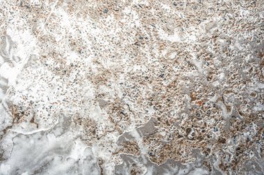 Köpük deseni ıslak zemin yüzeyine doğal soyut çizgiler ve akan beyaz dokuyla yayılır.