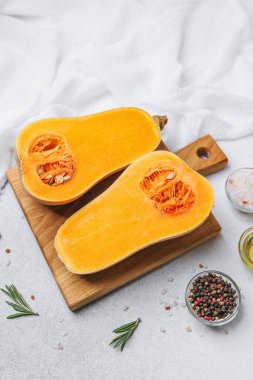 Biberiyeli tereyağlı kabak ve ahşap bir tahtanın üzerinde biber..