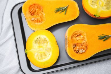 Pişirme tepsisinde biberiyeli taze tereyağlı ezme.