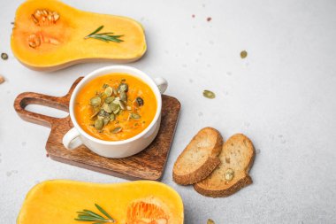 Kasede tereyağlı kabak çorbası, içinde tohum ve ekmek, sonbahar sağlıklı yiyecekler.