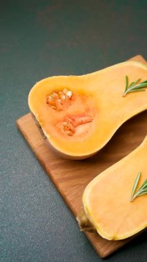 Tahtada biberiyeli yarım tereyağlı kabak.